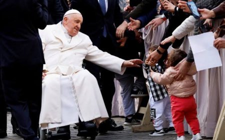 Pope visits Rome prison, meets with 70 prisoners for Holy Week