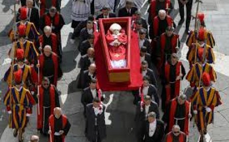 Mourners pay final respects to Pope Francis ahead of Saturday’s funeral Mass