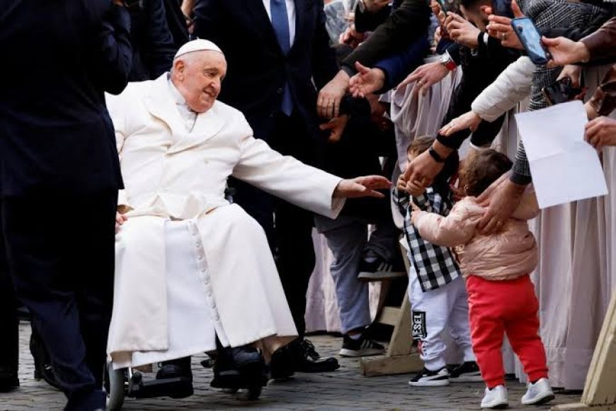 Pope visits Rome prison, meets with 70 prisoners for Holy Week