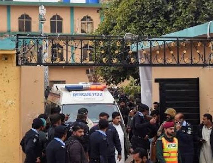 Suicide bomber kills 31 in Shi'ite mosque in Pakistan's capital, officials say