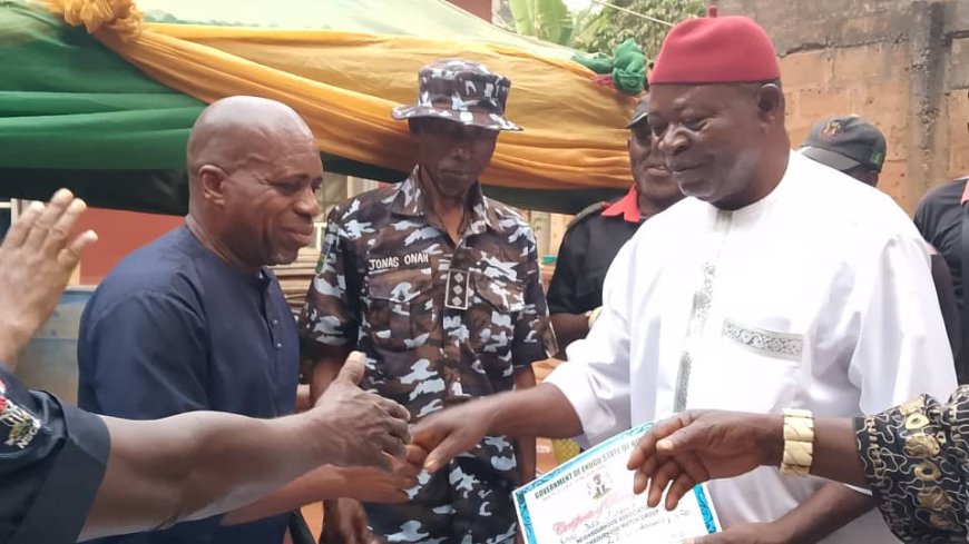 Security: Enugu Govt Honours Retiring Neighbourhood Watch Commander, Anselem Odo, With Certificate Of Recognition, Describes him as Akpo Aza 
