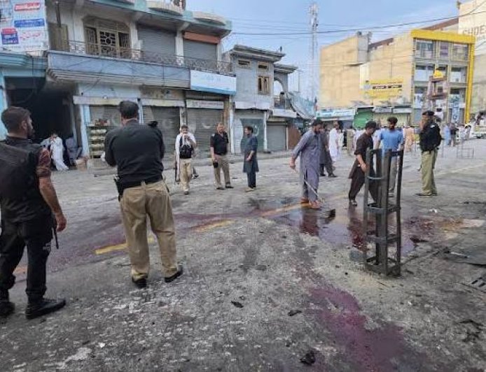 Suicide Bomber Strikes An Antimilitant Rally In Northwestern Pakistan, Killing At Least 14